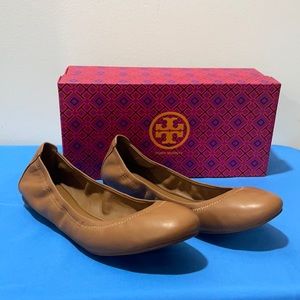 NEVER WORN TORY BURCH Flats in tan